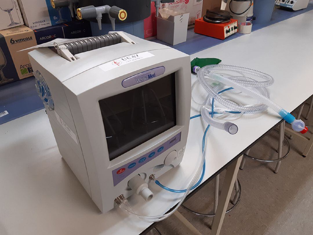 Respirador cedido por la Universidad Católica de Ávila