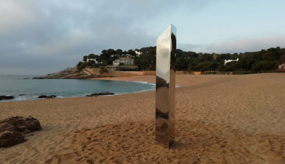 El monolito ha aparecido en la playa.