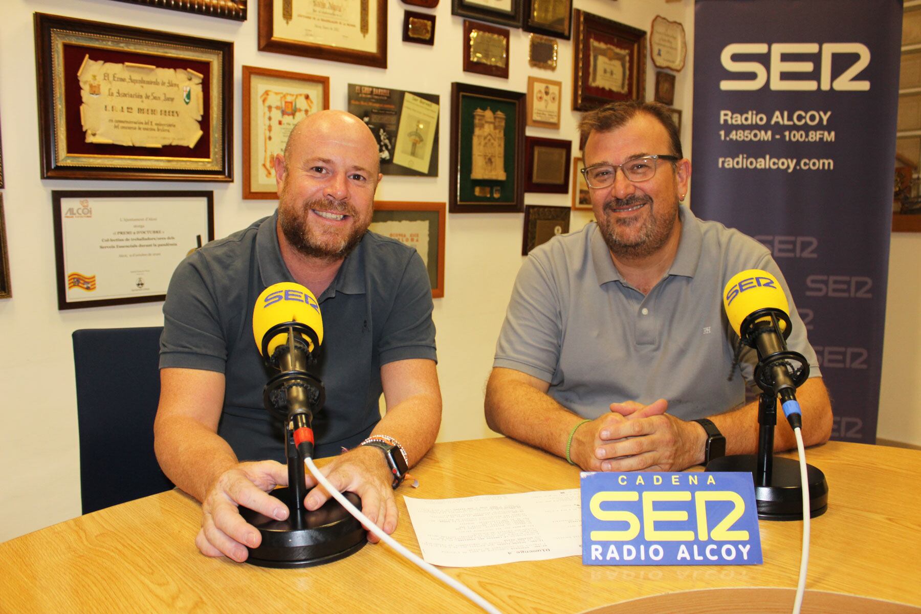 Javier Torregrosa y Juan Carlos Pérez, en el estudio central de Radio Alcoy