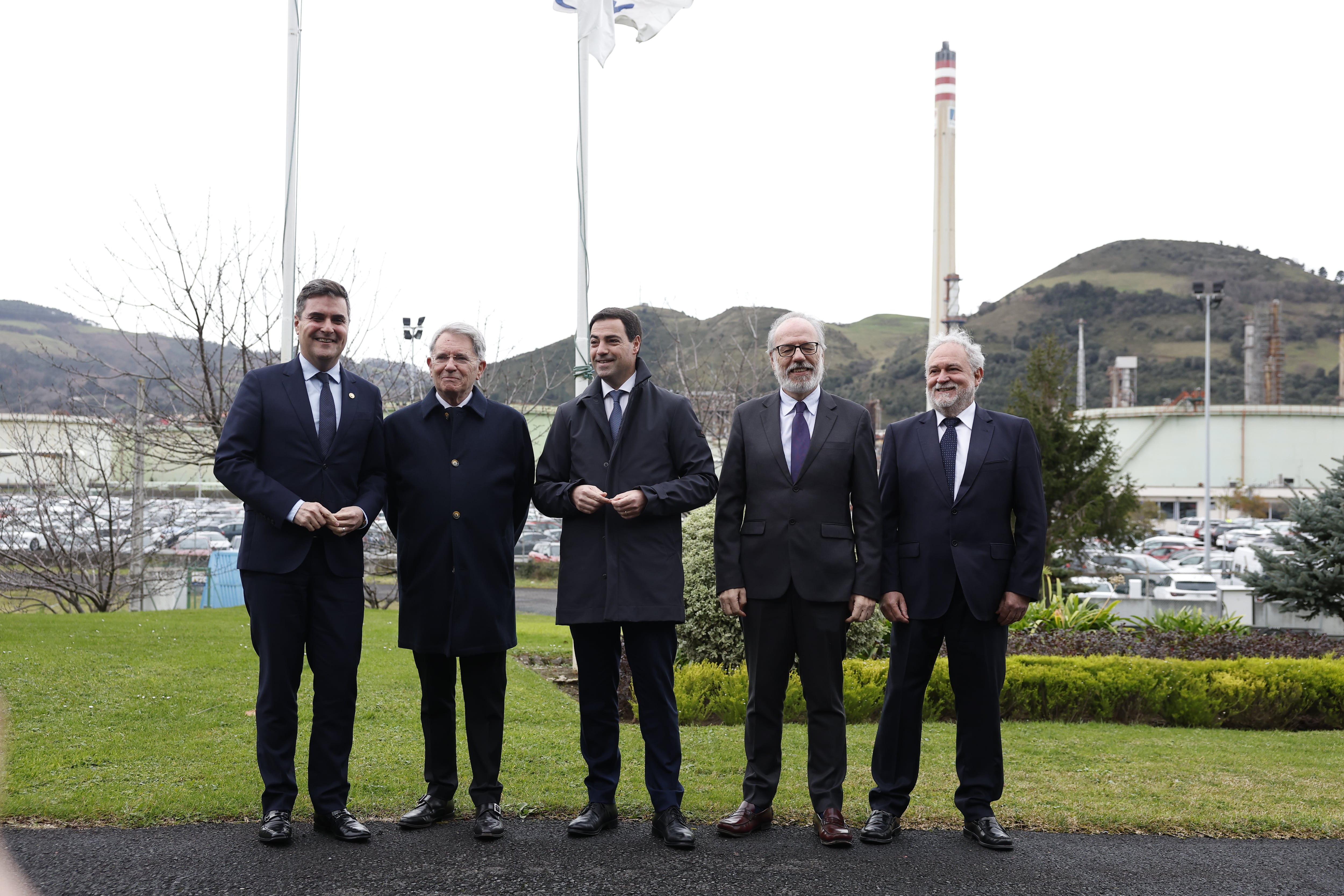 MUSKIZ (BIZKAIA), 26/01/2026.- El lehendakari, Imanol Pradales (c), acompañado del consejero de Industria, Transición Energética y Sostenibilidad, Mikel Jauregi (i), han visitado este lunes las instalaciones de Petronor en la localidad vizcaína de Muskiz, donde han sido recibidos por el presidente de la compañía, Emiliano López Atxurra (2i). EFE/ Miguel Toña