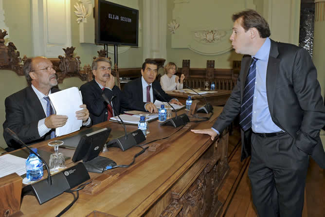 El presidente del Grupo Socialista, Óscar Puente, conversa con el alcalde de Valladolid, Javier León de la Riva, momentos antes del inicio del pleno del ayuntamiento. (EFE / NACHO GALLEGO)