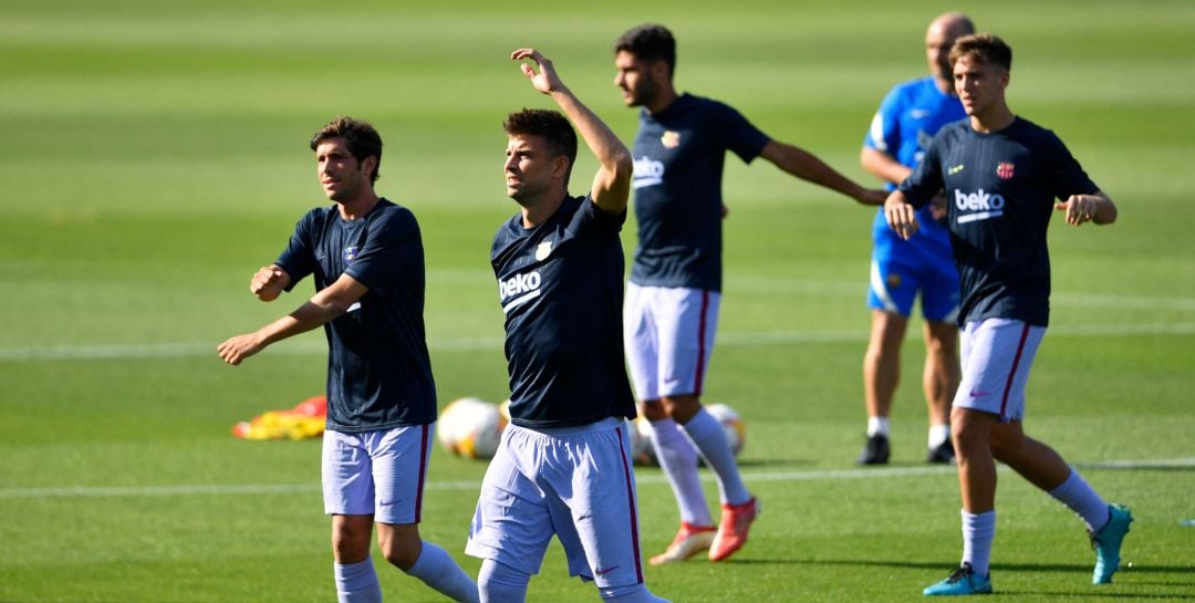 Gerard Piqué y Sergi Roberto, durante un entrenamiento previo al amistoso ante el Girona