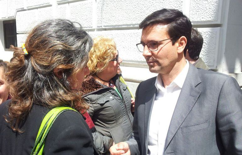 Paco Cuenca, portavoz del PSOE en el Ayuntamiento de Granada, en una de sus apariciones por la Plaza del Carmen.  