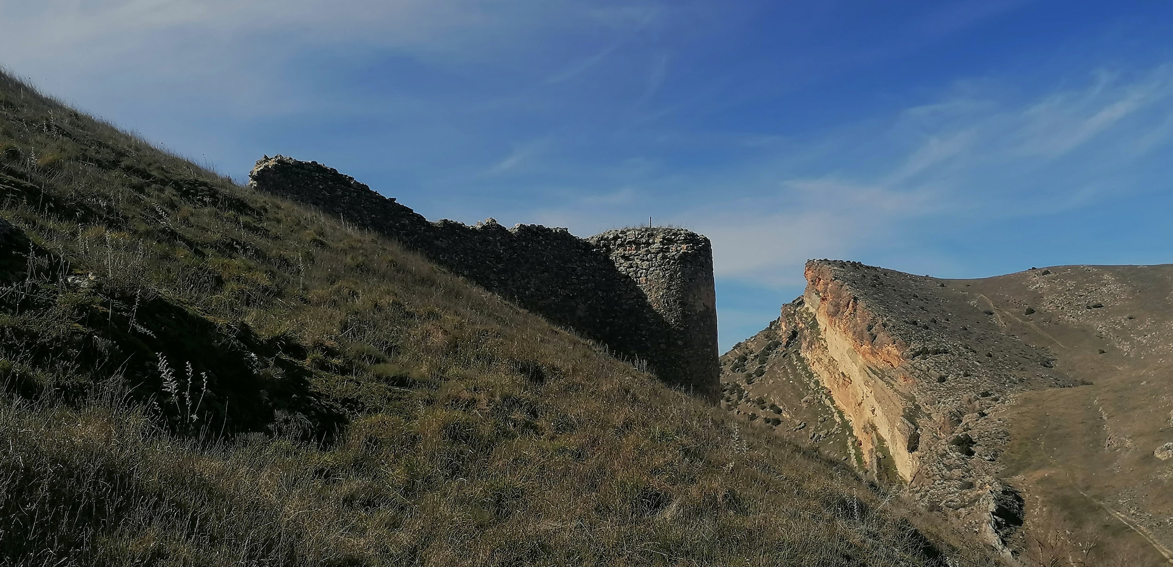 Restos de muralla del castillo de Zafra de Záncara (Cuenca).