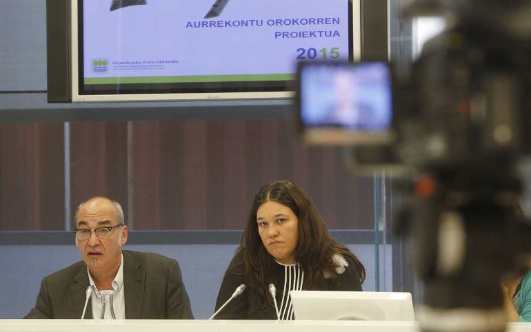 El diputado general, Martín Garitano, junto con la presidenta de las Juntas Generales, Lohitzune Txarola