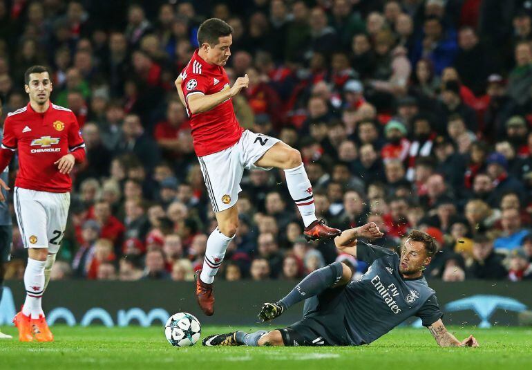 El jugador del United Ander Herrera disputa un balón frente a Haris Seferovic, del Benfica, durante el partido de la Liga de Campeones.