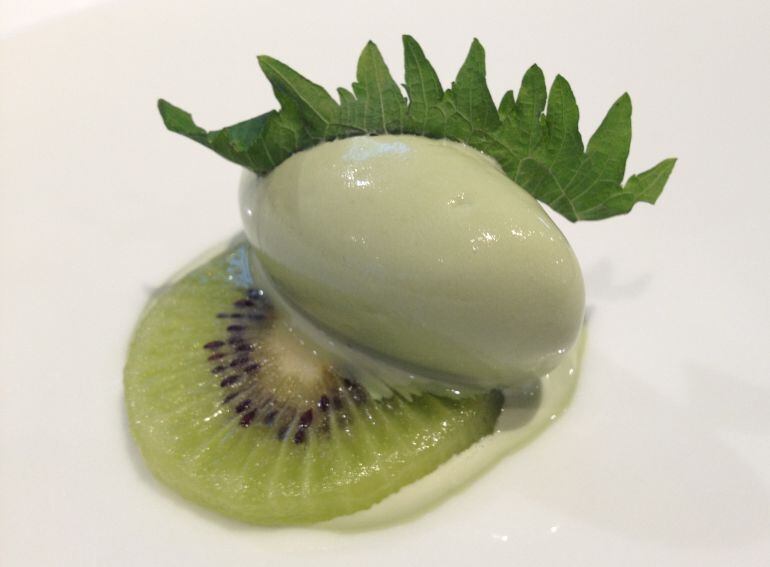 Kiwi con helado de shiso (Nerua).