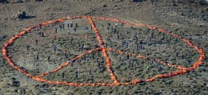 Símbolo gigante de la paz sobre un monte de Lesbos (Grecia)