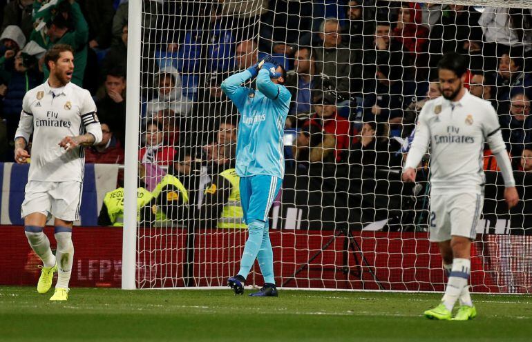 Keylor Navas se lamenta tras encajar el gol ante el Betis 