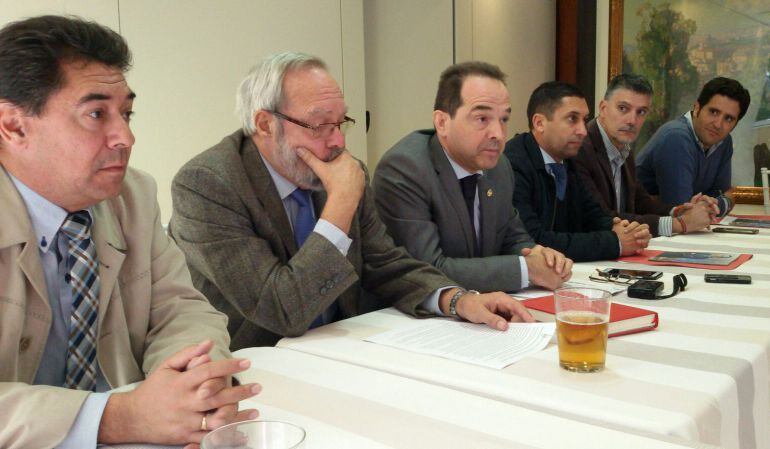 El candidato a hermano mayor de La Paz Eugenio Moreno, tercero por la izquierda, junto a otros miembros de su candidatura durante su comparecencia ante los medios