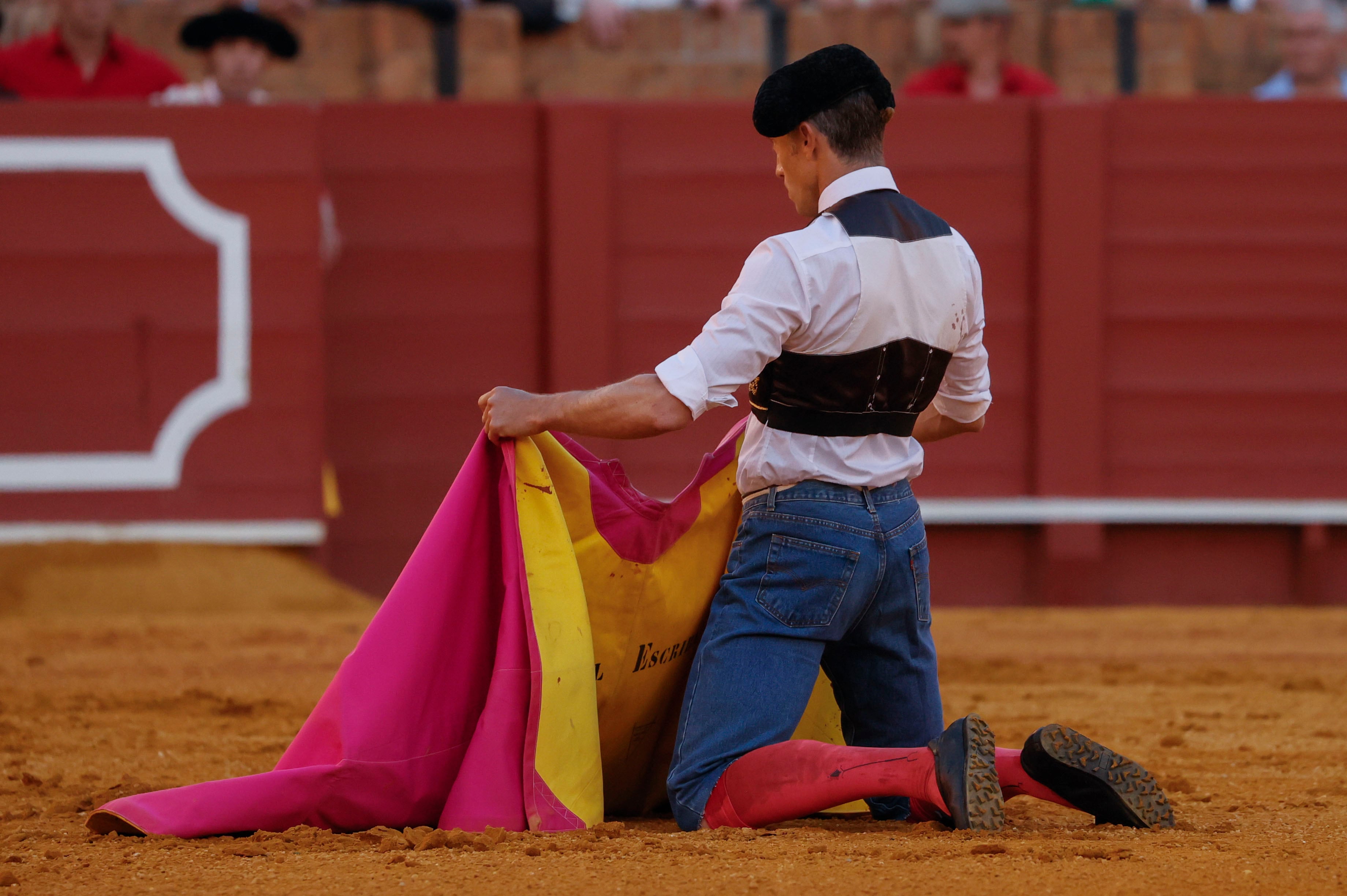 SEVILLA, 13/04/2024.- El diestro Manuel Escribano en su faena al último toro de la corrida celebrada hoy sábado en la plaza de toros La Maestranza de Sevilla. EFE / José Manuel Vidal.
