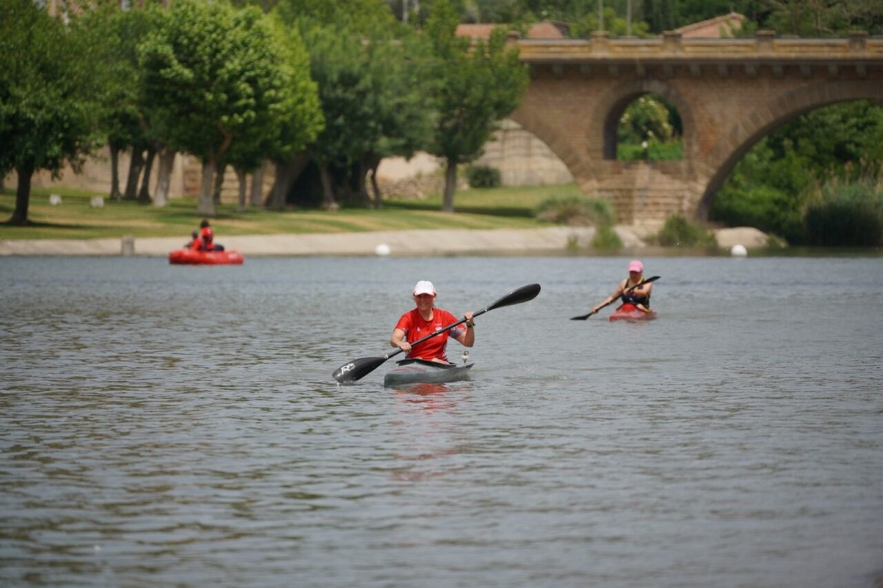 Imatge d'arxiu de les proves de piragüisme que s'havien de fer a Balaguer aquest dissabte vinent i que han quedat ajornades per manca d'aigua al riu. Foto: Paeria de Balaguer.