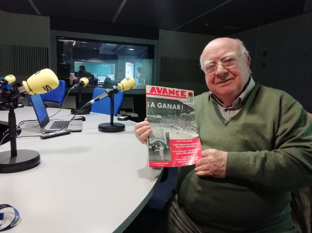 Jose María Arche, en los estudios de Radio Madrid, con la revista Avance en  las manos que él mismo redactaba