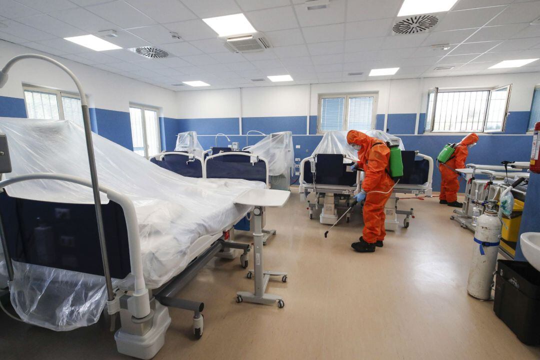 Labores de desinfección en un hospital en Roma.