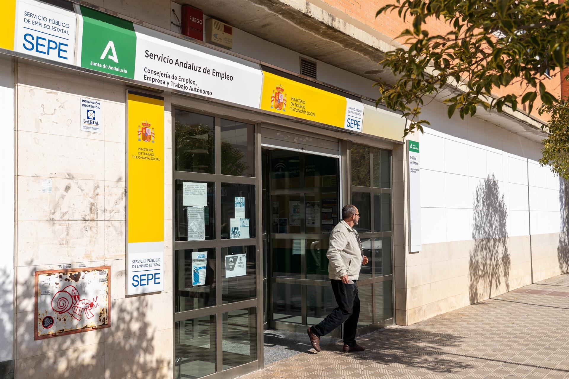 Archivo - Un persona saliendo de una oficina del (SEPE), en imagen de archivo.- Francisco J. Olmo - Archivo