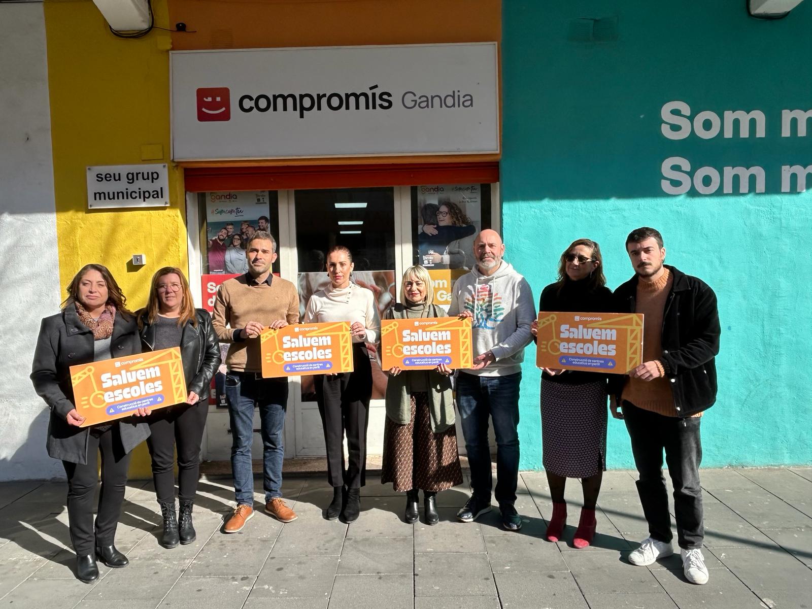 El diputado Gerad Fullana y representantes de Compromís en La Safor en su visita hoy a Gandia.