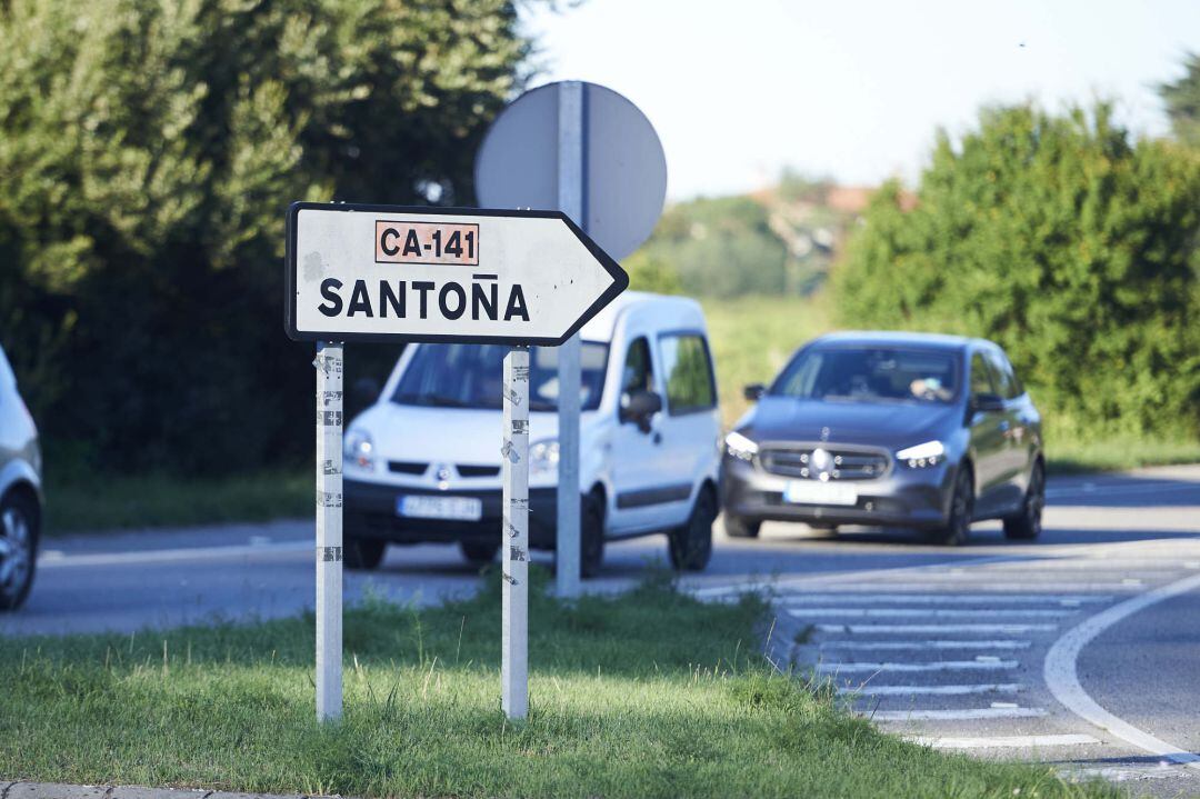 Varios vehículos esperaban para pasar el control de salida de la localidad durante el primer día de confinamiento relativo en el municipio de Santoña.