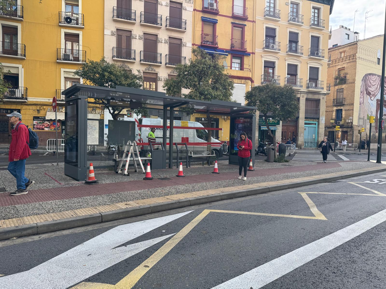 Desmontaje de las marquesinas por las obras