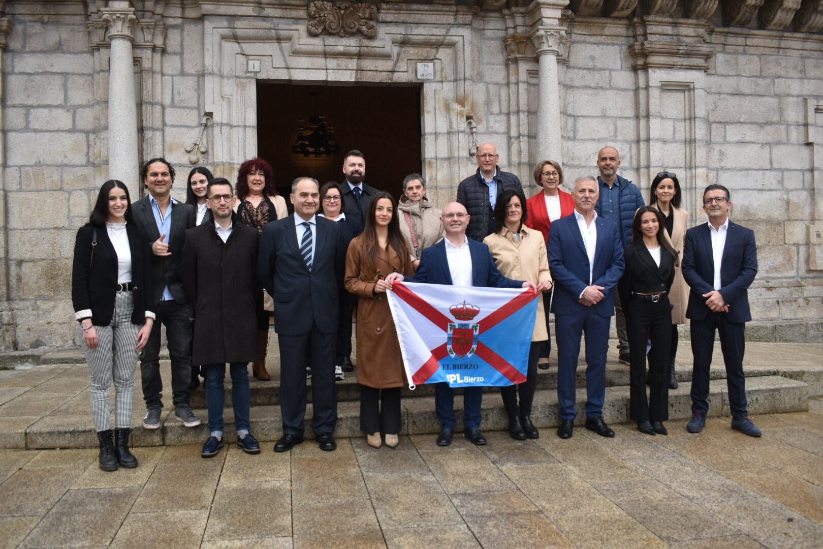 La candidatura de UPL-Bierzo se presenta frente al Ayuntamiento de Ponferrada