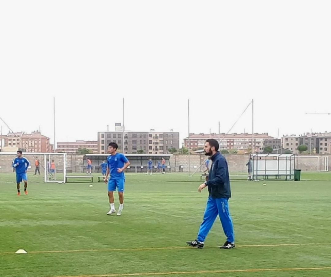 Álex Izquierdo dirigiendo la sesión de trabajo de la Arandina este miércoles.