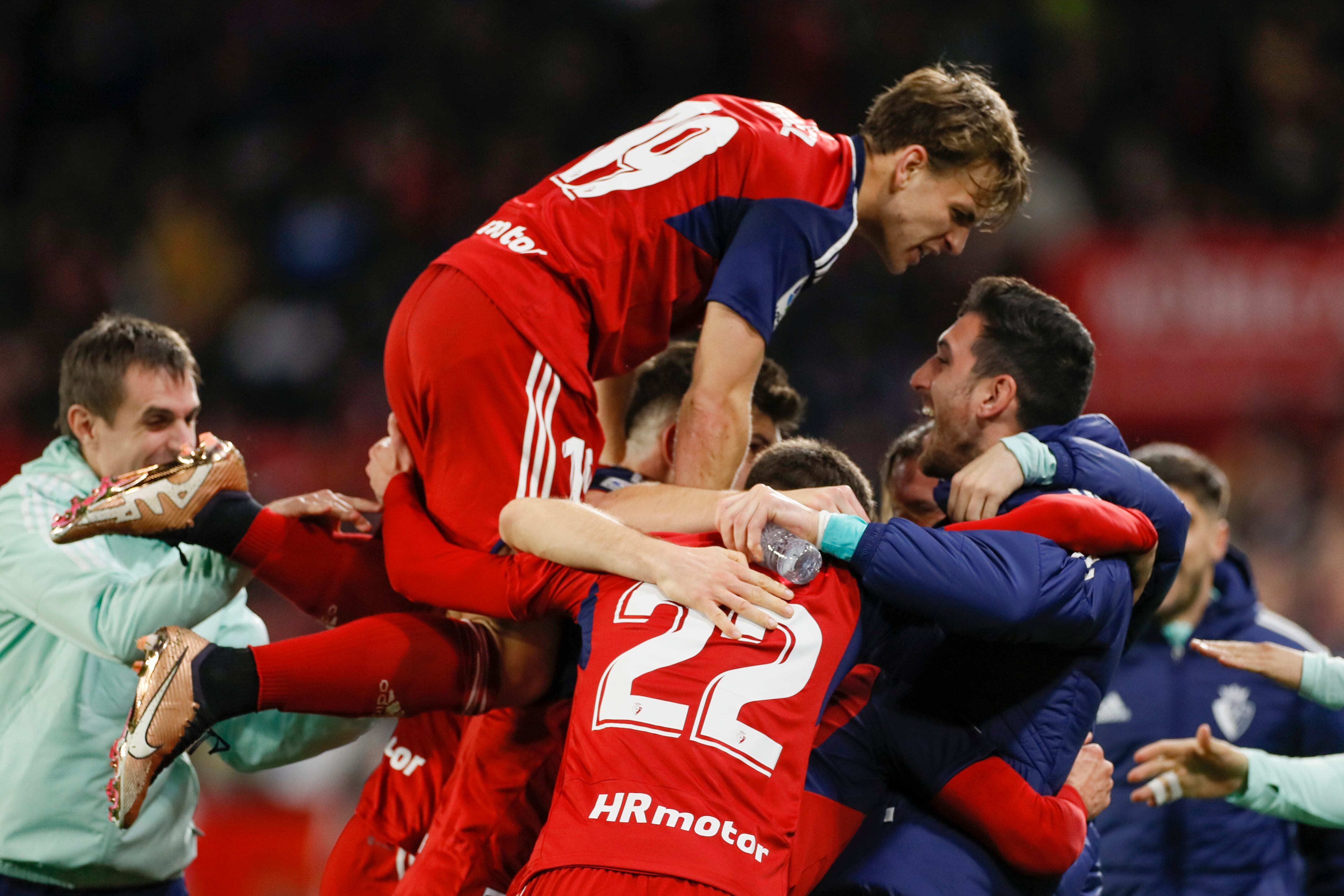 Los jugadores de Osasuna celebran uno de los goles de la victoria en el Pizjuán ante el Sevilla FC en la previa de la Copa del Rey