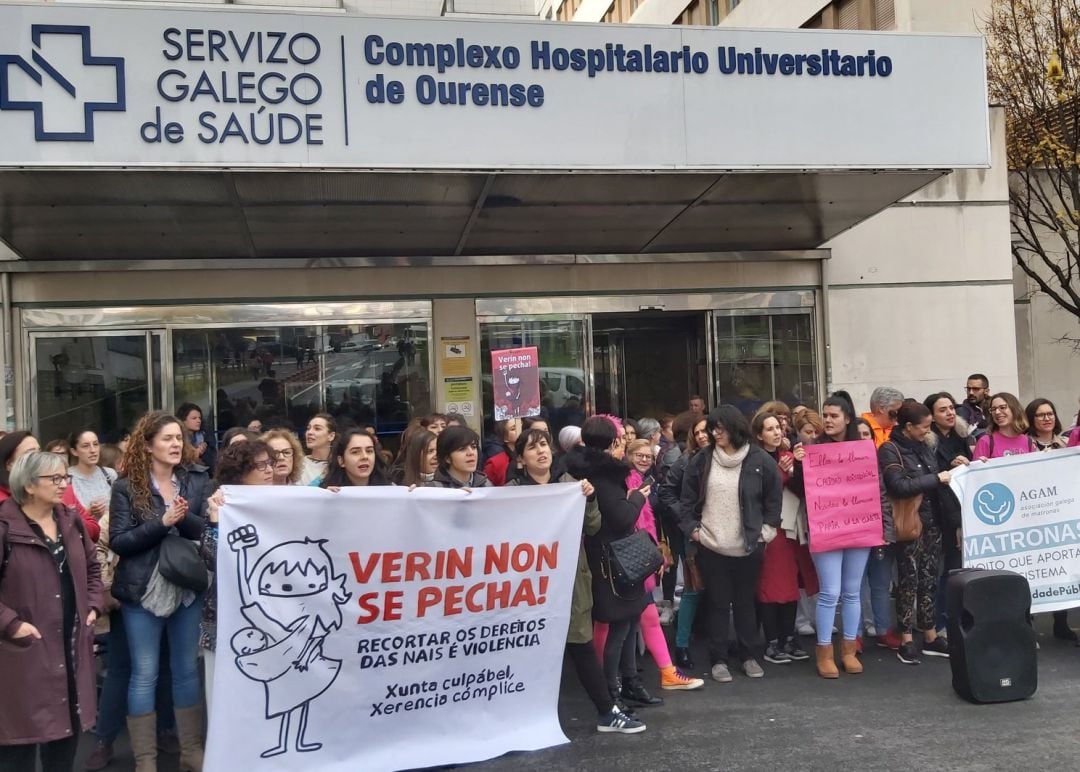 Las matronas protestan contra del cierre del paritorio de Verín. 