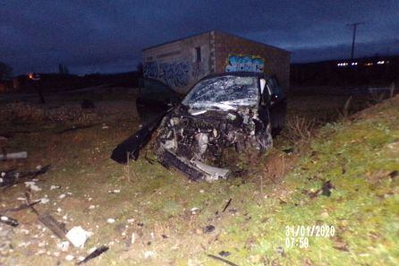 Estado en que quedaba el vehículo tras el impacto contra un poste de la luz en el camino de la Colonia