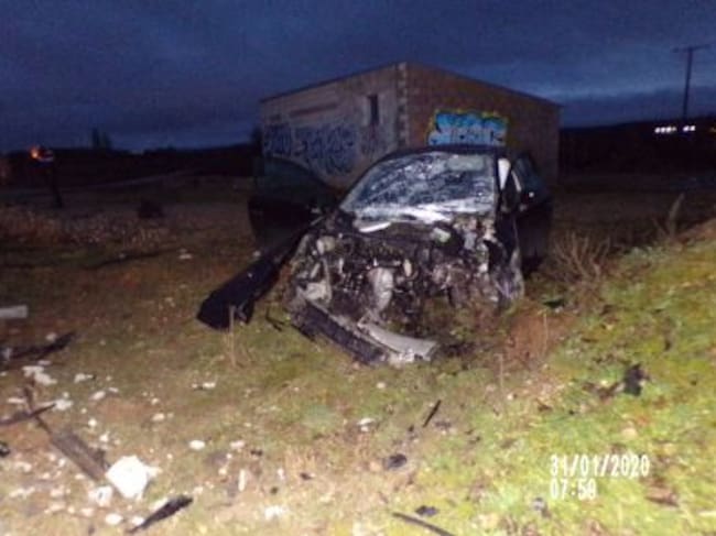 Estado en que quedaba el vehículo tras el impacto contra un poste de la luz en el camino de la Colonia