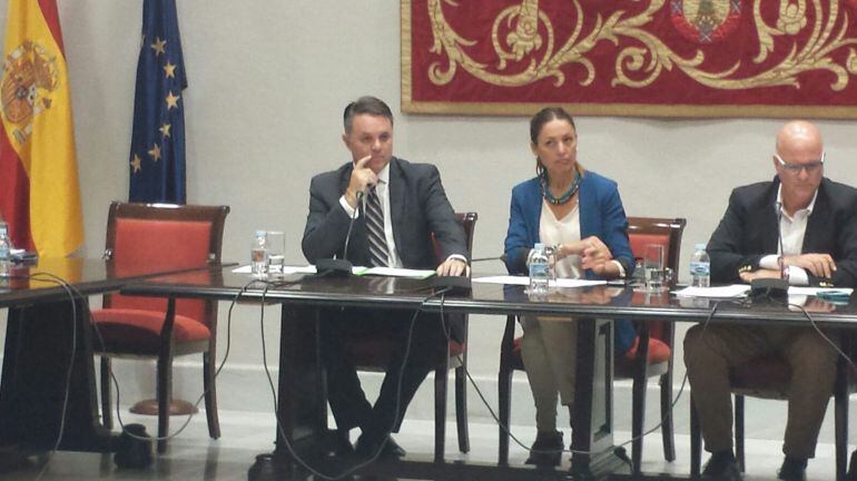 Santiago Negrín (izquierda) en la comisión de control de la Radio Televisión Canaria celebrada en el Parlamento.