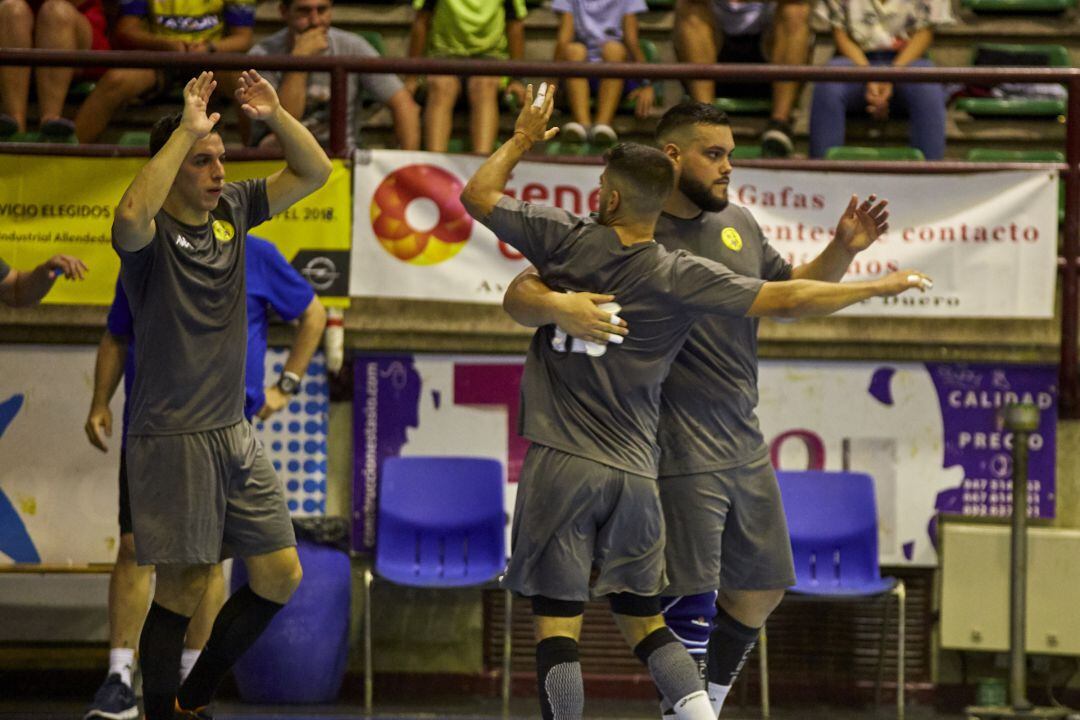 Lucas Grandi (i) celebra una jugada con éxito junto a Nico (espaldas) y Javi García (d)