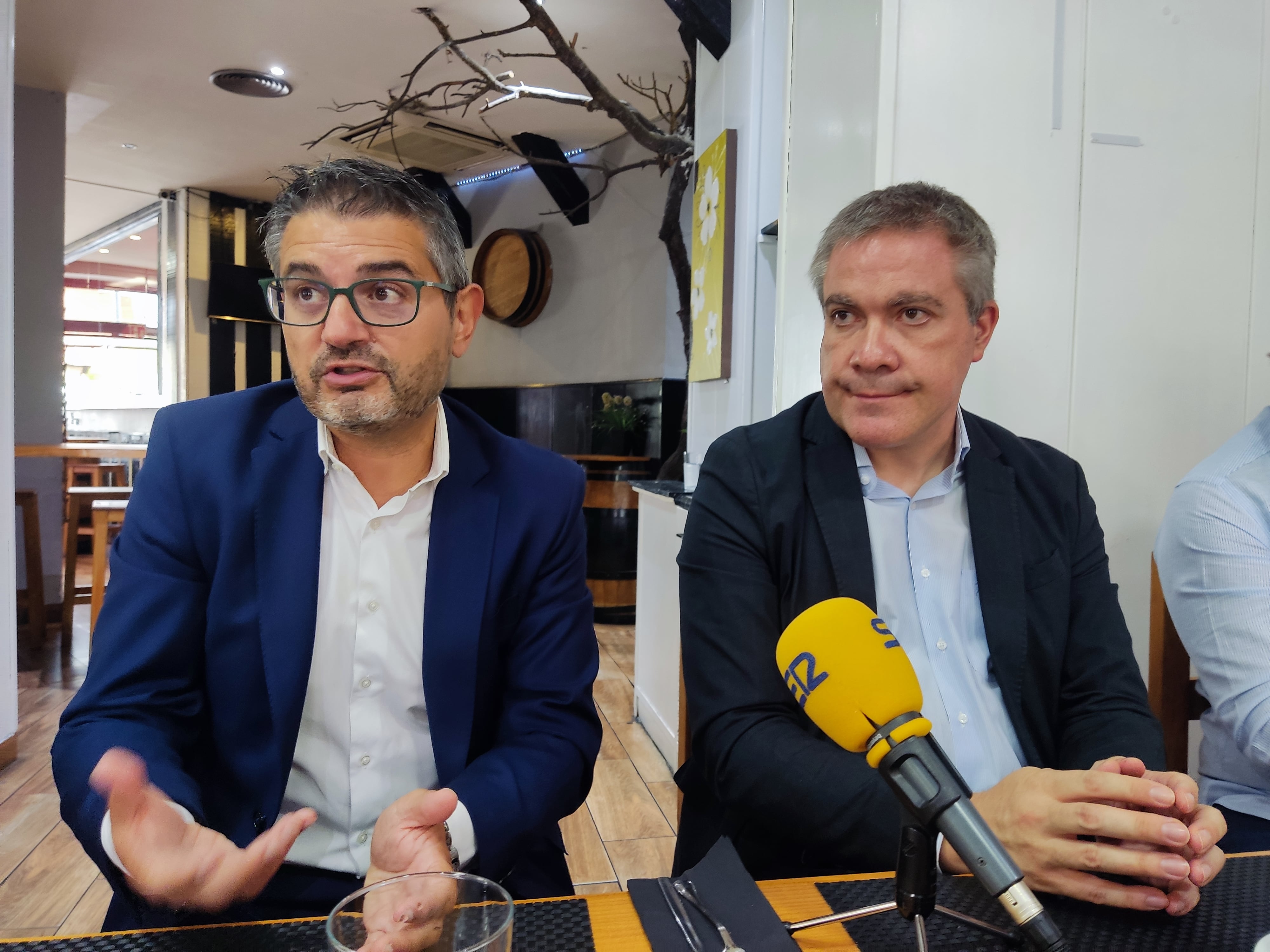 El ex alcalde de Alcobendas, Rafael Sánchez Acera, y el nuevo portavoz del PSOE, Ángel Sánchez Sanguino en un encuentro con los medios de comunicación