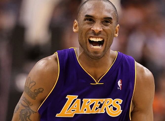 Kobe celebra una canasta