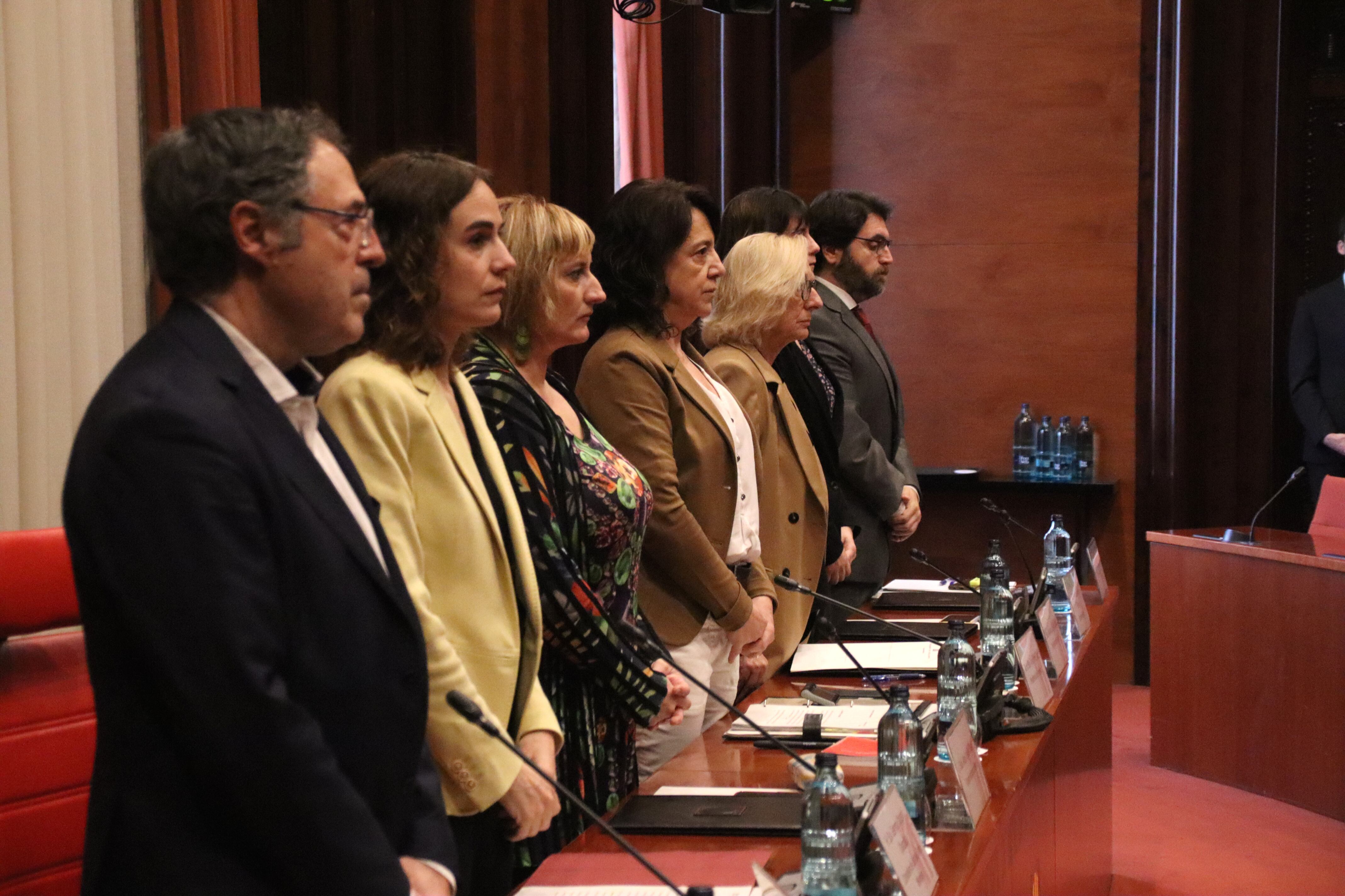 Minut de silenci per la mort d'una cuinera a Mas d'Enric minuts abans de la compareixença de la consellera de Justícia, Gemma Ubasart, a la Diputació Permanent.