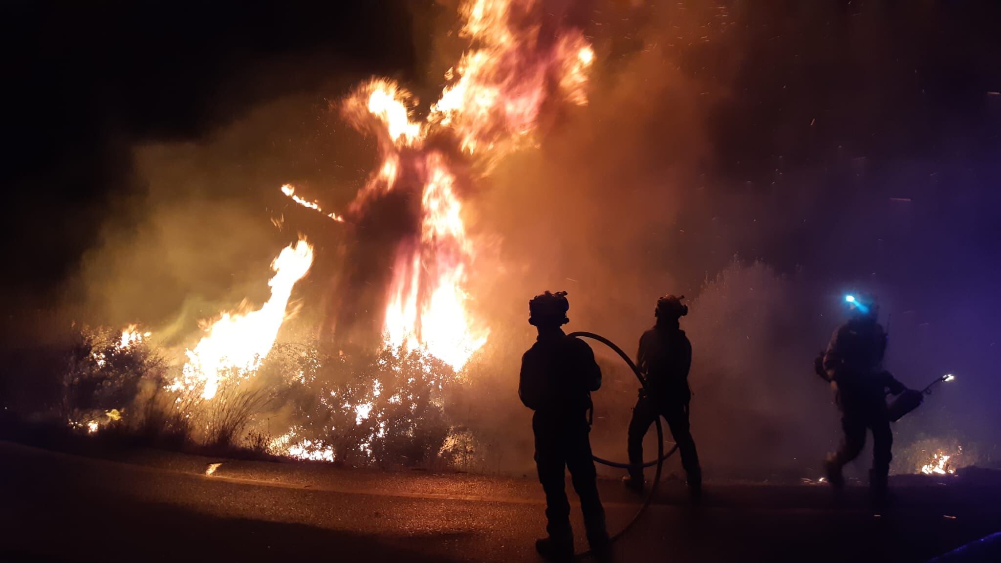 Noche dura en la extinción del incendio.