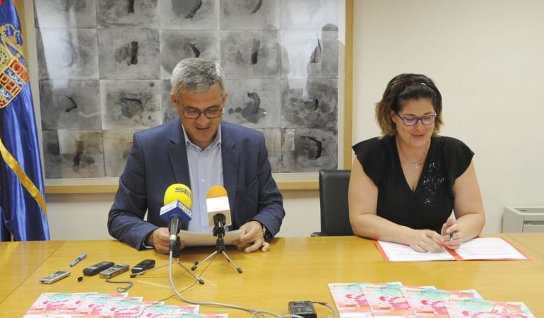 El exalcalde de Móstoles, David Lucas y la candidata a la alcaldía de Móstoles por el PSOE, Noelia Posse (foto de archivo)