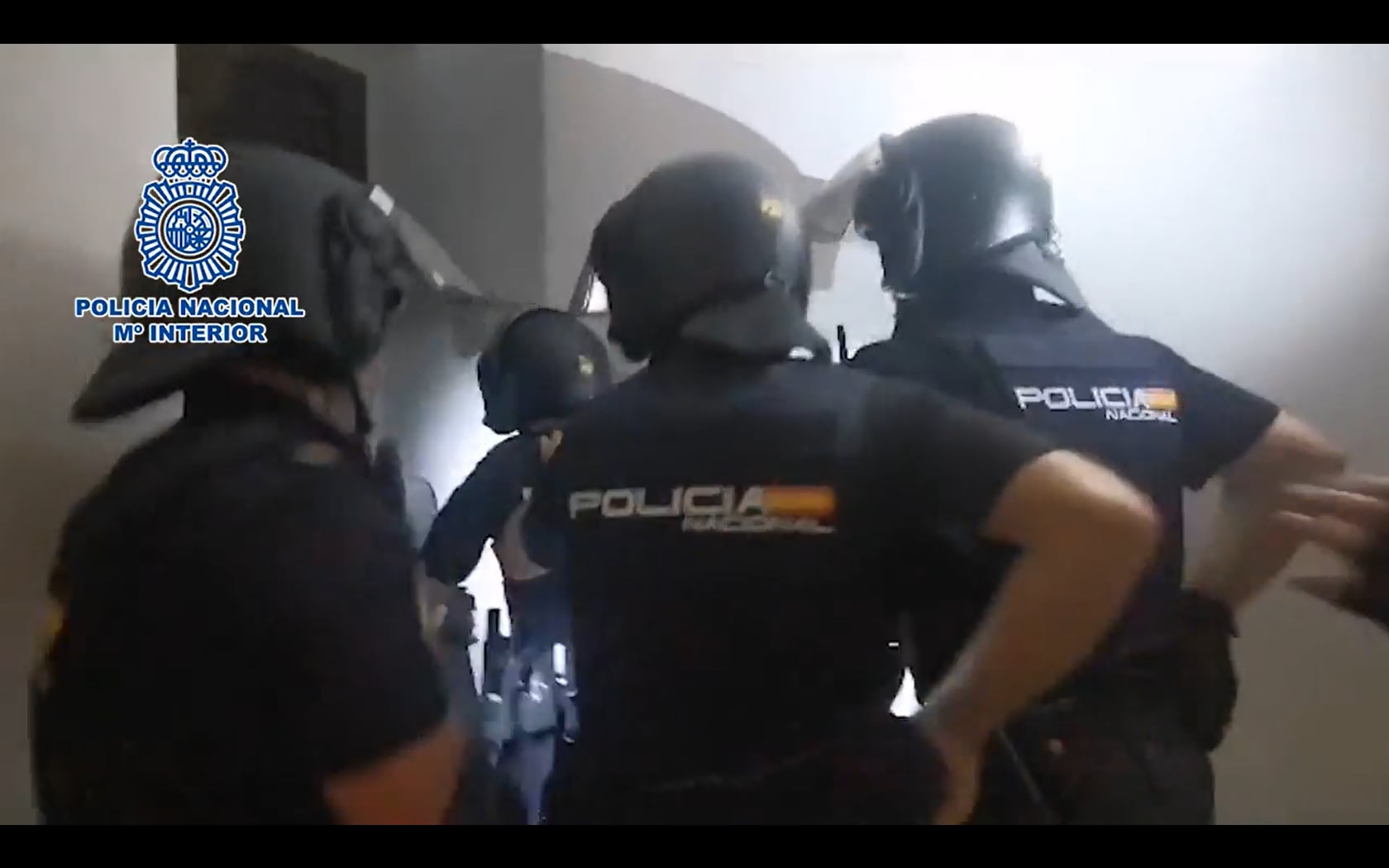 Agentes de la Policía Nacional proceden a la detención de los sospechosos. Foto de @Policia