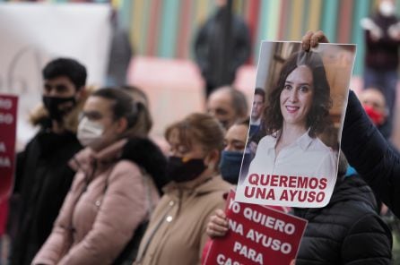 Carteles con la imagen de Isabel Díaz Ayuso en la concentración