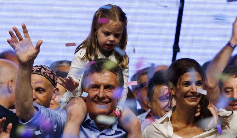 Mauricio Macri celebra la victoria electoral junto a su hija y su mujer