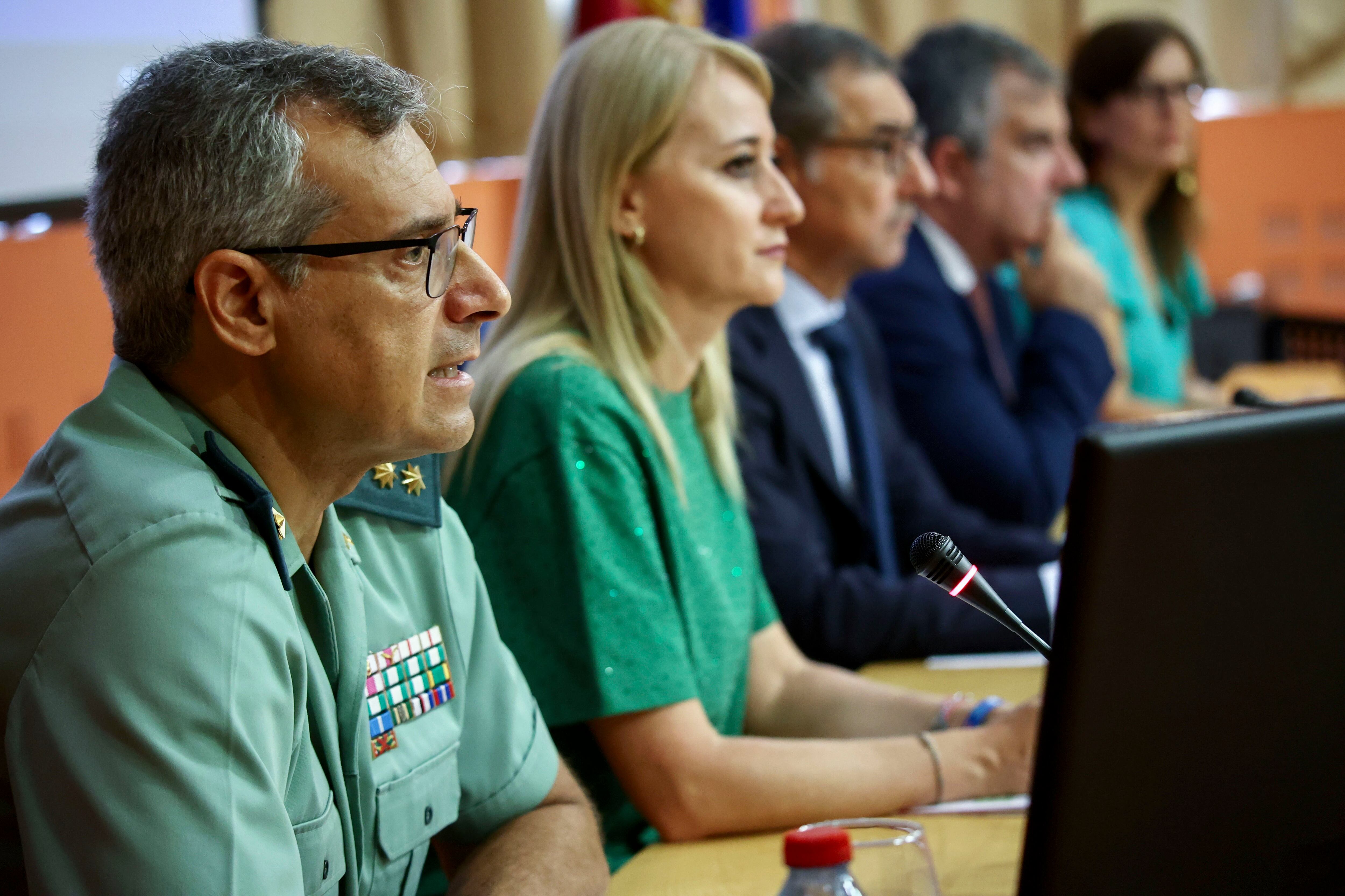 La delegada del Gobierno en Murcia, Mariola Guevara (2izq.) y el coronel jefe de la Guardia Civil, Francisco Pulido (1izq.) este martes en la UMU.