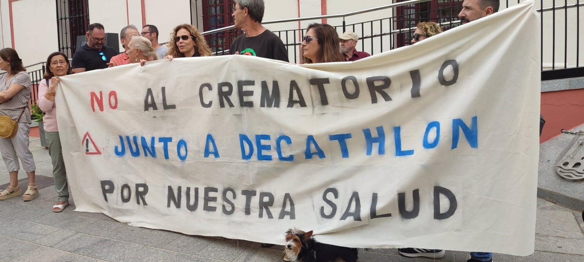 24/09/2024 Sevilla.- Vecinos de Sevilla protestan ante el Ayuntamiento de Alcalá por un crematorio cerca de sus viviendas.

Unos &quot;30&quot; vecinos de las barriadas hispalenses de Hacienda San Antonio y Hacienda El Rosario han celebrado este martes una protesta ante el Ayuntamiento de Alcalá de Guadaíra (Sevilla), gobernado por la socialista Ana Isabel Jiménez junto a Andalucía por Sí (AxSí), contra la autorización de la instalación de un crematorio promovido por la empresa Gesser Montesierras en la calle Palmetillo Cuatro, junto a dichas viviendas de la ciudad hispalense.

POLITICA 
AAVV ENTREHACIENDAS
