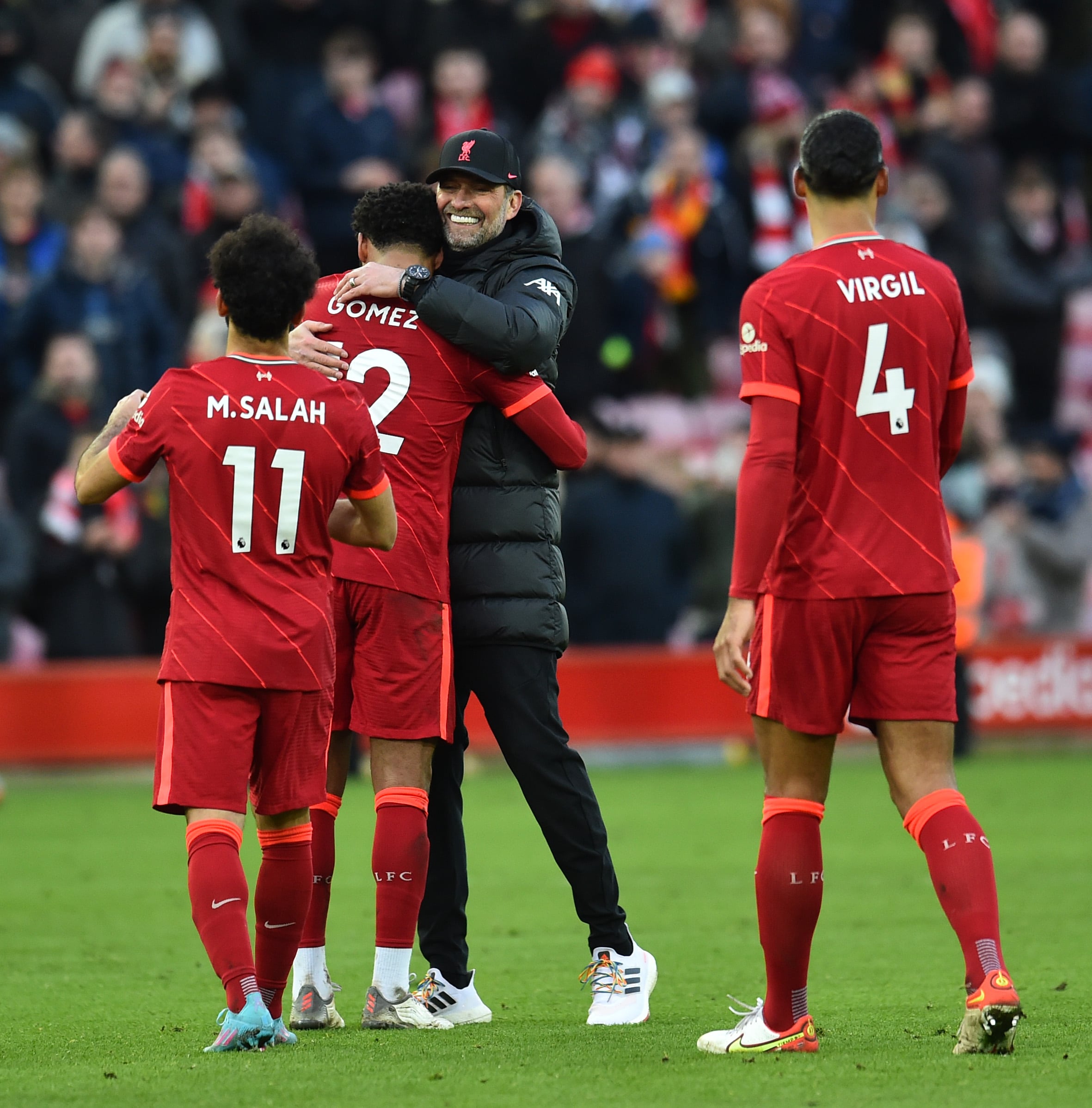 Mohamed Salah, Virgil Van Dijk y Joe Gomez junto a su entrenador Jürgen Klopp.