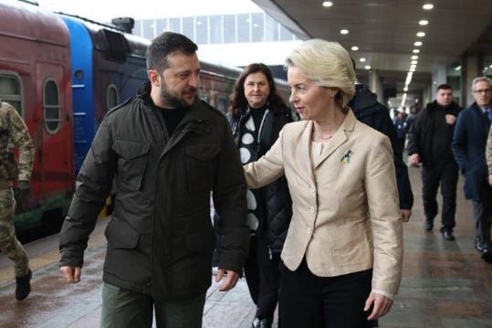 Von der Leyen viaja de sorpresa a Kiev para tratar la adhesión de Ucrania a la UE con Zelenski.