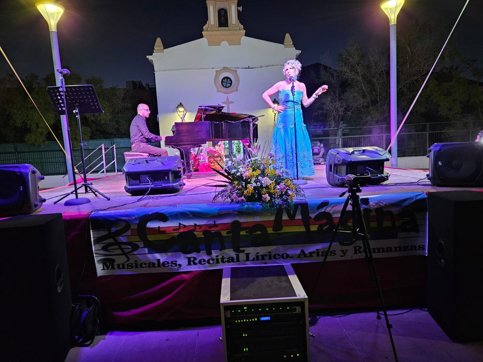 Momento de la actuación de Juani Díaz, acompañada al piano por Germán Coca