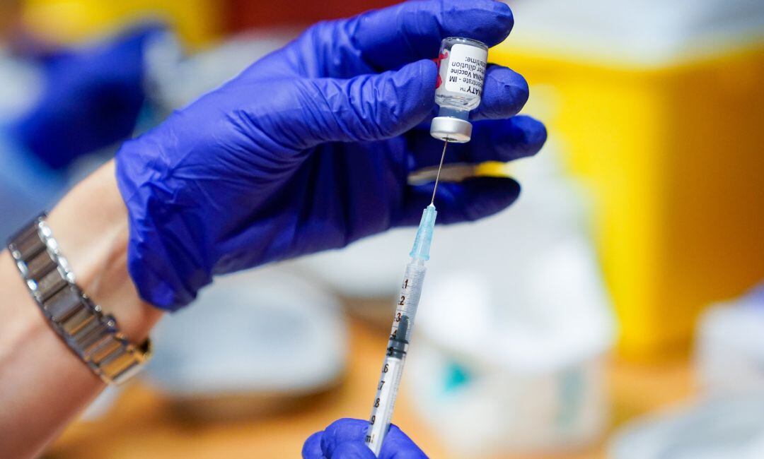 Un trabajador sanitario prepara la primera dosis de la vacuna de Pfizer-BioNTech contra el Covid-19.