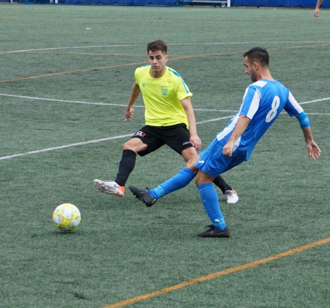 El deportivista Ricky López intenta frenar a Juanra García