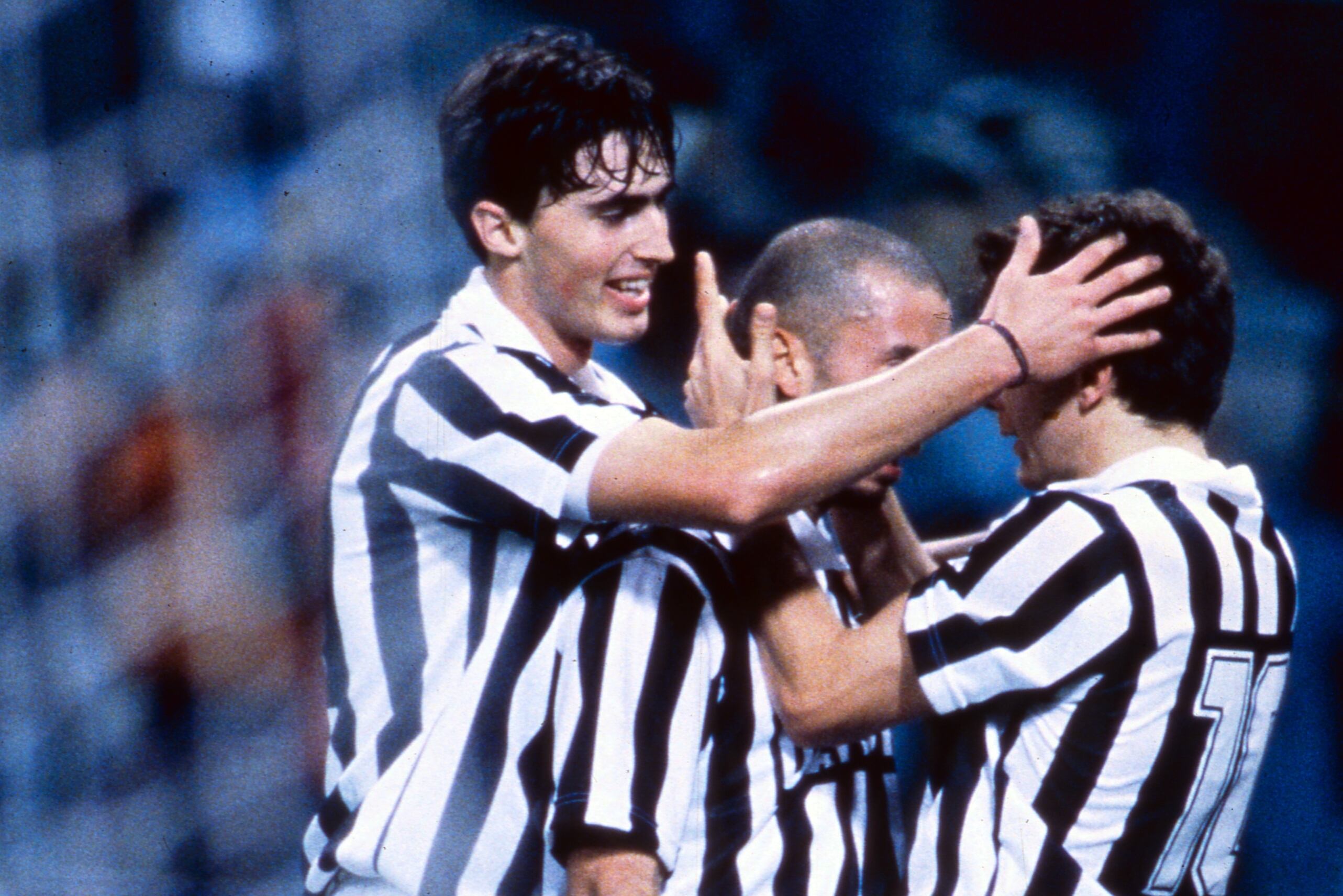 Dino Baggio celebra un gol de la Juve con sus compañeros Vialli y Moeller en 1993.