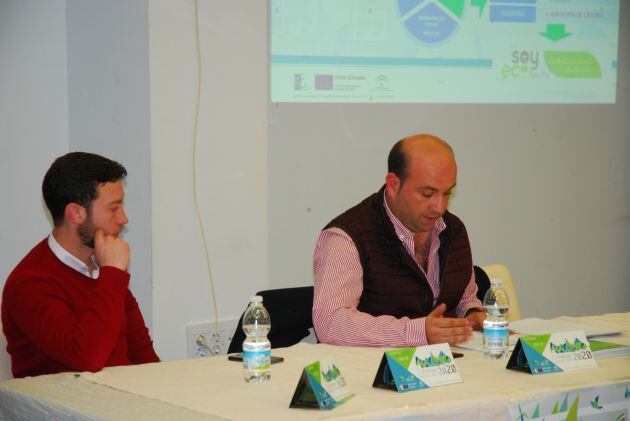 El alcalde de La Iruela, Daniel Sánchez junto al presidente del GDR y alcalde de Pozo Alcón, Iván Cruz durante la exposición