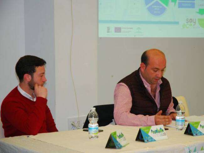 El alcalde de La Iruela, Daniel Sánchez junto al presidente del GDR y alcalde de Pozo Alcón, Iván Cruz durante la exposición