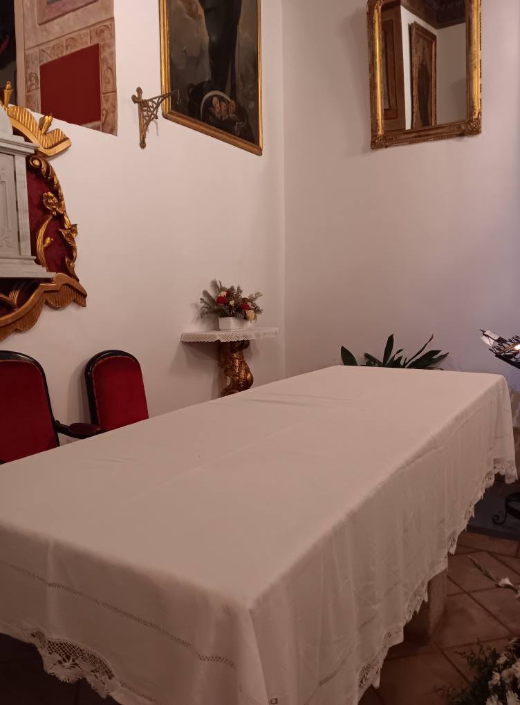 Altar en el interior de la ermita