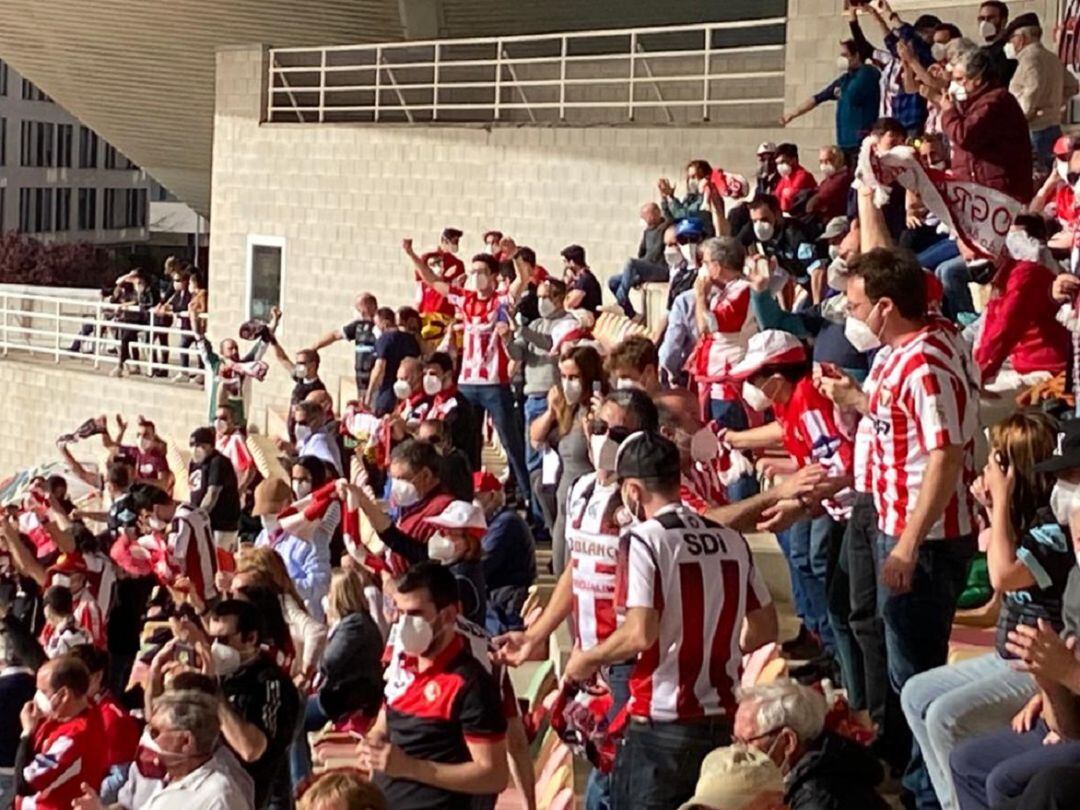 Afición de la SDL celebrando uno de los goles